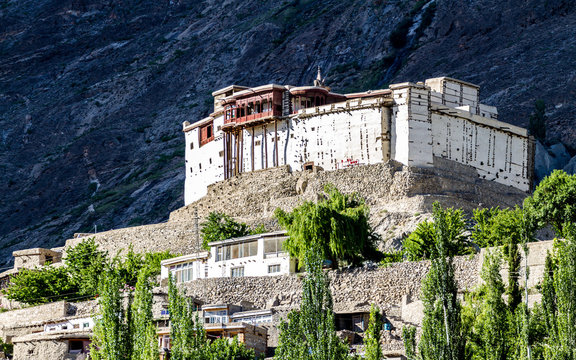 full-view-of-baltit-fort-karimabad-hunza