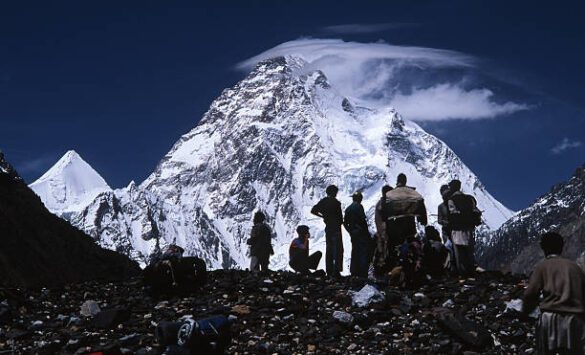trekkers-looking-at-k2-during-baltoro-glacier-trek