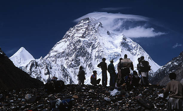 trekkers-looking-at-k2-during-baltoro-glacier-trek