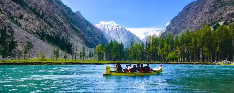 Wide photo of Mahodand Lake showing turquoise water with snow-capped peaks behind